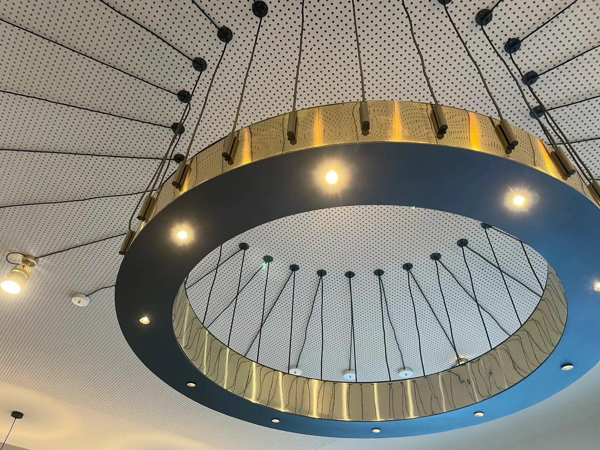LED profily v podhledech restaurace
